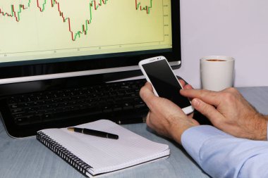 Yakın çekim-tüccar ile telefon ve kahve