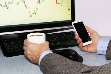 Yakın çekim-tüccar ile telefon ve kahve