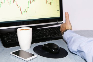 Yakın çekim-tüccar ile telefon ve kahve