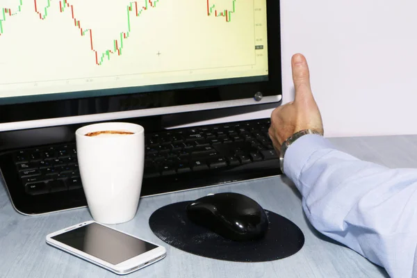 Primer plano - comerciante con teléfono y café —  Fotos de Stock