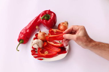 Yakın çekim. Cook eller salata kesme .