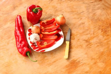 Yakın çekim. Cook eller salata kesme .