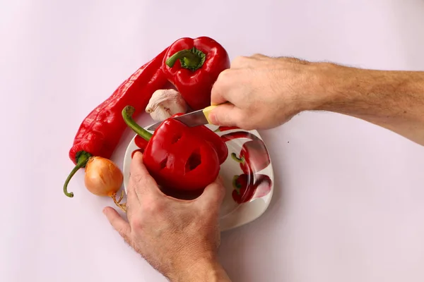 Närbild. Cook händer skära upp en sallad . — Stockfoto