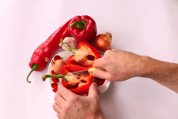 Närbild. Cook händer skära upp en sallad . — Stockfoto