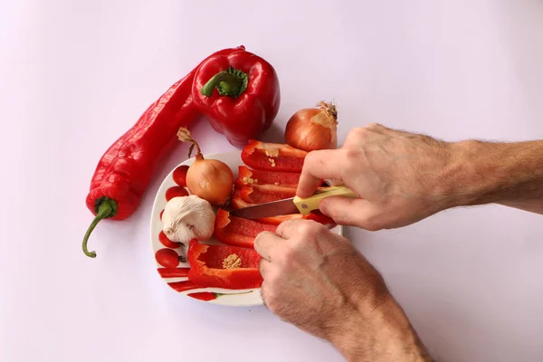 Närbild. Cook händer skära upp en sallad . — Stockfoto