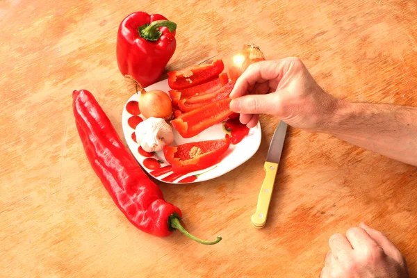 Närbild. Cook händer skära upp en sallad . — Stockfoto
