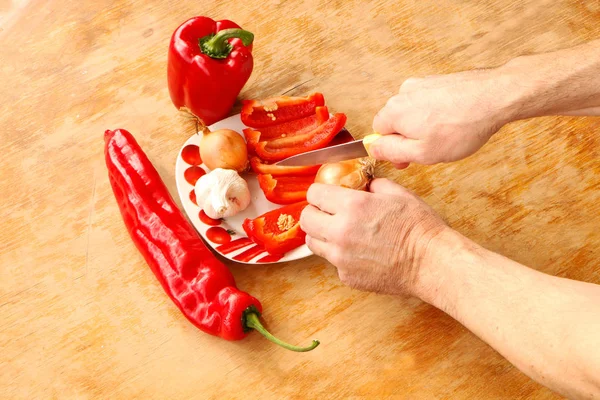 Närbild. Cook händer skära upp en sallad . — Stockfoto