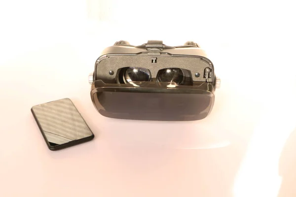 Close up - occhiali realtà virtuale (VR) sullo sfondo bianco — Foto Stock