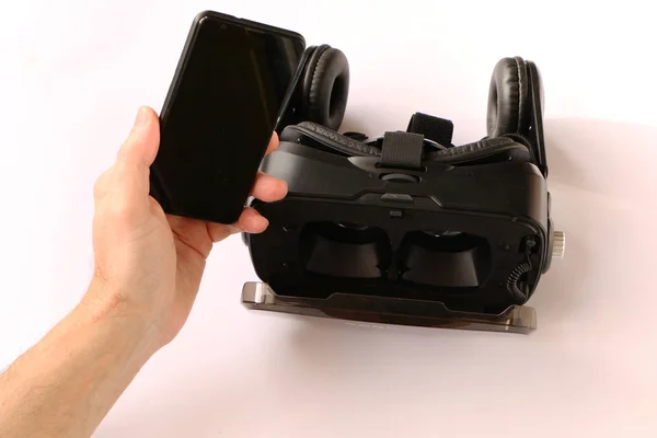Mani inserire uno smartphone per occhiali di realtà virtuale (VR ) — Foto Stock