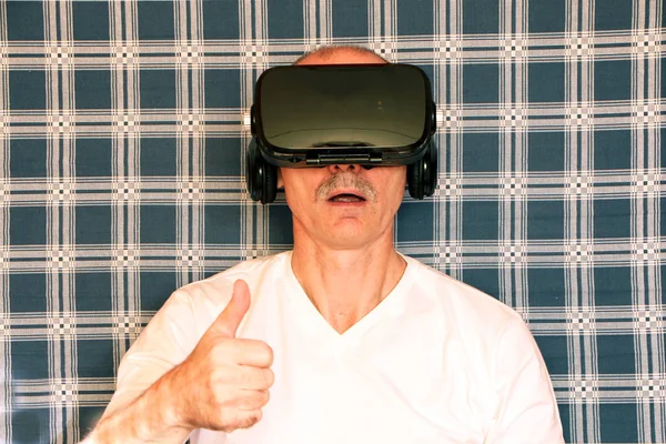 Homem de óculos de realidade virtual, fundo xadrez azul — Fotografia de Stock