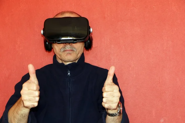 O homem em óculos de realidade virtual gesticulando — Fotografia de Stock