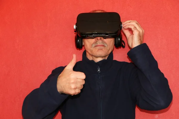 El hombre con gafas de realidad virtual haciendo gestos —  Fotos de Stock