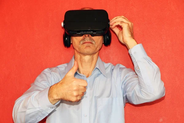 Człowiek w okulary wirtualnej rzeczywistości, gestem — Zdjęcie stockowe