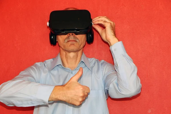 El hombre con gafas de realidad virtual haciendo gestos —  Fotos de Stock