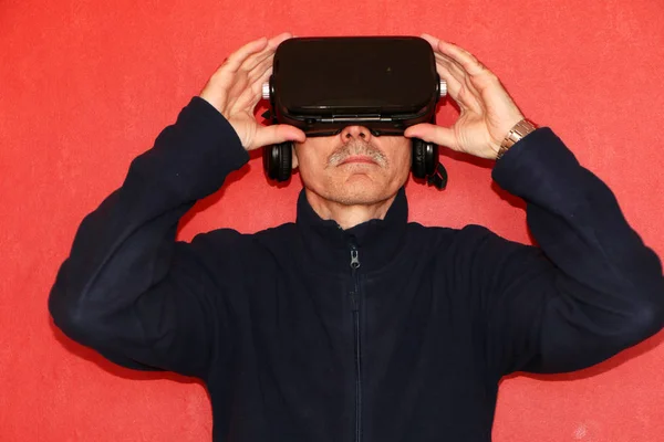 O homem em óculos de realidade virtual gesticulando — Fotografia de Stock