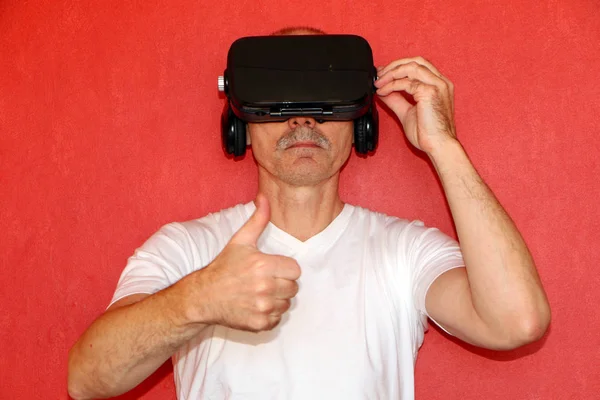 El hombre con gafas de realidad virtual haciendo gestos —  Fotos de Stock