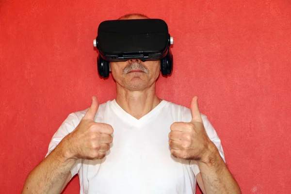 Человек в очках виртуальной реальности жестикулирует — стоковое фото