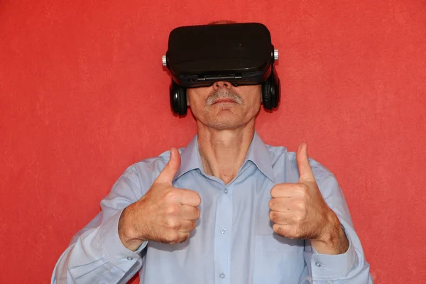 Muž v virtuální realita brýle ukázal — Stock fotografie