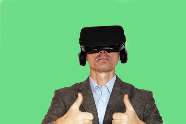 Close-up de um homem de terno com óculos de realidade virtual . — Fotografia de Stock