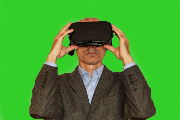 Close-up de um homem de terno com óculos de realidade virtual . — Fotografia de Stock