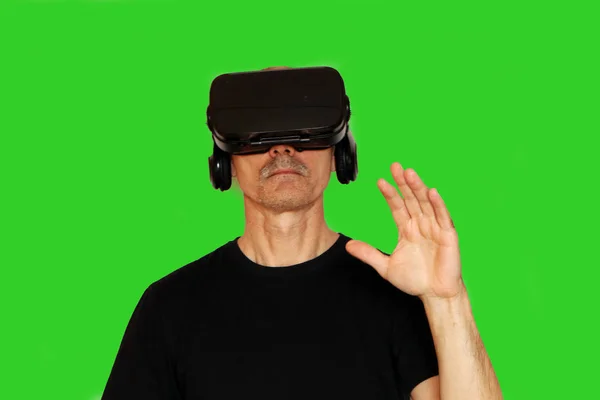 Primer plano de un hombre con una camiseta negra con gafas de rea virtual —  Fotos de Stock