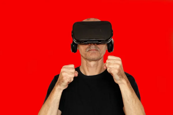 Nahaufnahme eines Mannes in einem schwarzen T-Shirt mit einer Brille aus virtuellem Material — Stockfoto