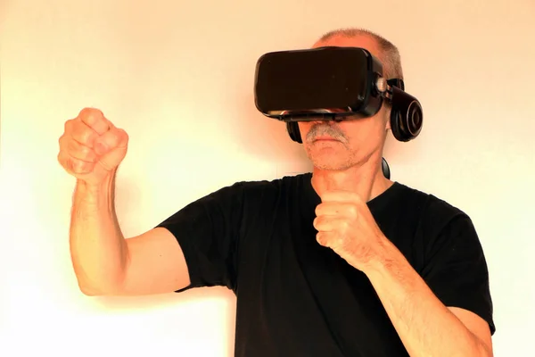 Gros plan d'un homme en T-shirt noir avec des lunettes de rea virtuelle — Photo