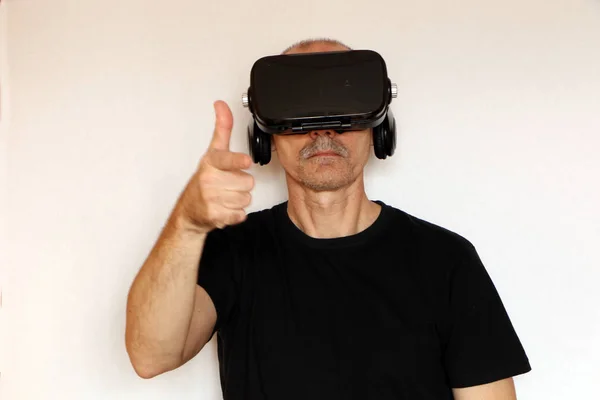 Close-up de um homem em uma camiseta preta com óculos de rea virtual — Fotografia de Stock