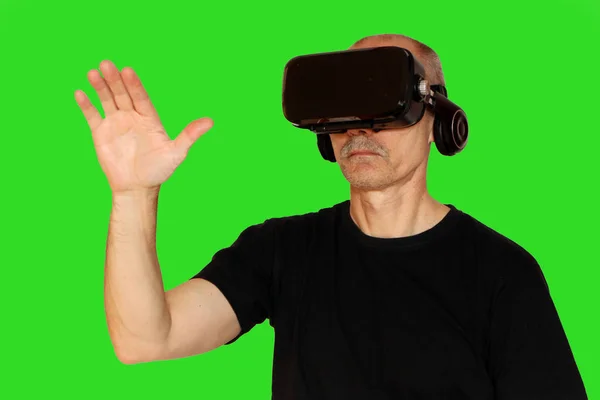 Close-up de um homem em uma camiseta preta com óculos de rea virtual — Fotografia de Stock