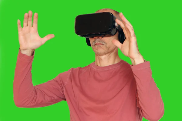Крупним планом чоловік в рожевій футболці в окулярах віртуальної реальності — стокове фото