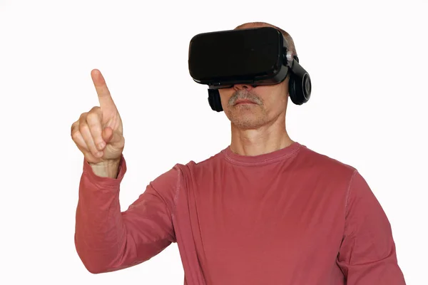 Primo piano di un uomo in una t-shirt rosa con occhiali di reale virtuale — Foto Stock