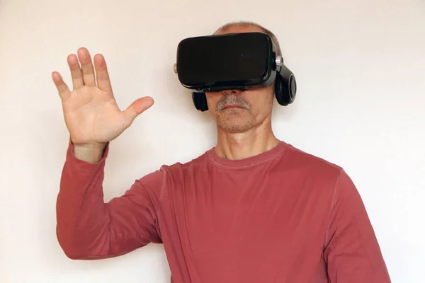 Primo piano di un uomo in una t-shirt rosa con occhiali di reale virtuale — Foto Stock