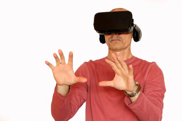 Крупный план человека в розовой футболке с очками виртуальной реальности — стоковое фото
