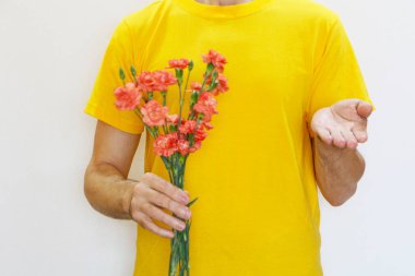 Close-up - bir adam elinde karanfil çiçekler tutar ve germek