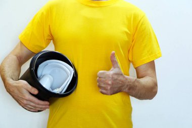 Close-up - bir adam çöp kutusuna plastik bir toz atar