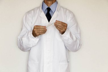 Yakın çekim - doktor aşı yapar