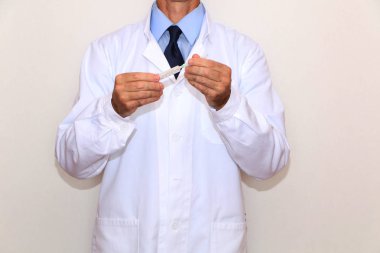 Yakın çekim - doktor aşı yapar