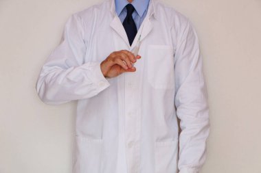 Yakın çekim - doktor aşı yapar