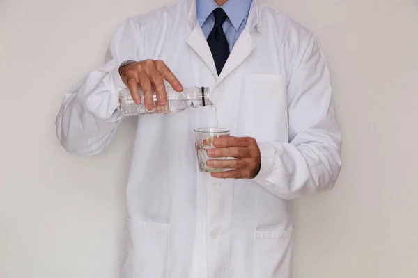 Close-up-de dokter drinkt water — Stockfoto