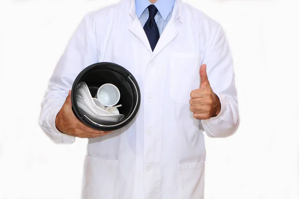 Primer plano: el médico sostiene en su mano un recipiente con un plast dañino — Foto de Stock