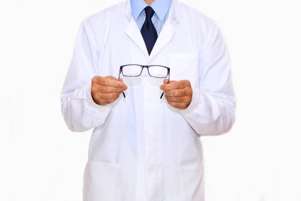Optometrista de casaco branco segurando óculos em sua mão — Fotografia de Stock