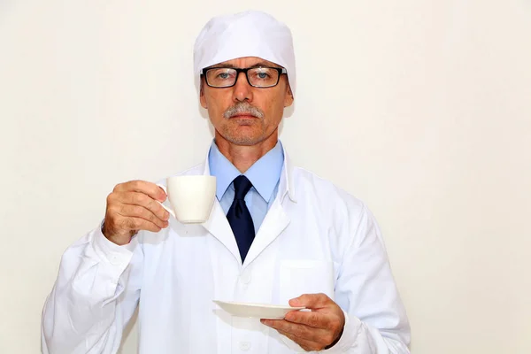 Close-up - o médico segura em sua mão uma xícara de café — Fotografia de Stock