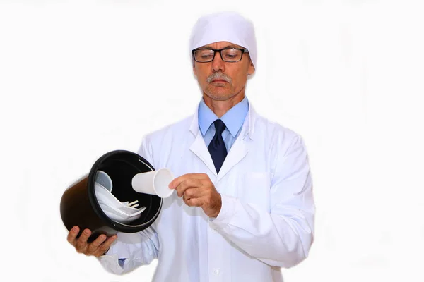 Close-up - the doctor holds in his hand a bin with harmful plast — Stock Photo, Image