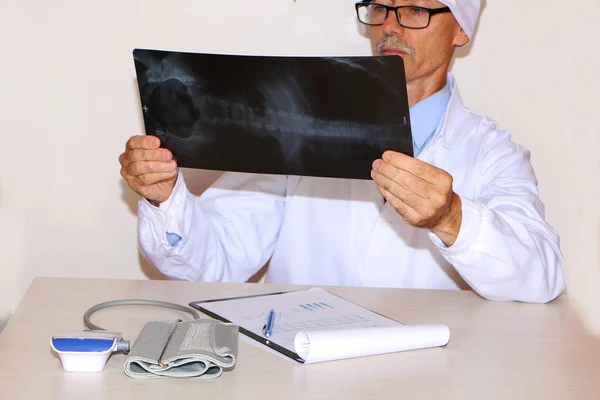 Zbliżenie-lekarz szuka rentgenowskie — Zdjęcie stockowe