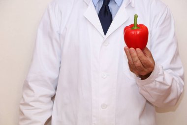 Close-up - Doktor sebze ve meyve tutar