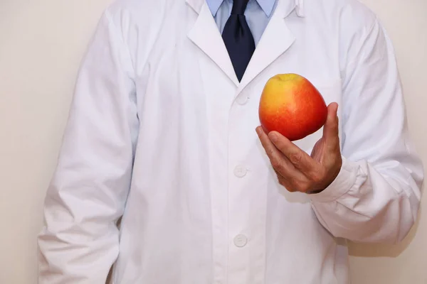 Primer plano - Doctor sostiene verduras y frutas — Foto de Stock