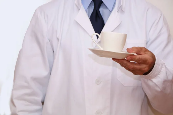 Zblízka-doktor má v ruce šálek kávy — Stock fotografie