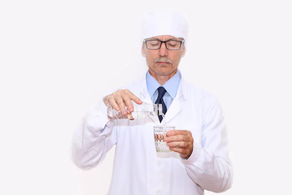Primer plano: el médico vierte agua mineral en un vaso —  Fotos de Stock