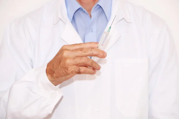 Doktor má stříkačku na očkování — Stock fotografie