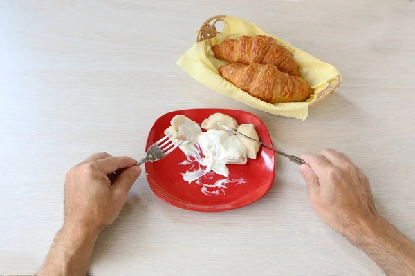 Sur la table il y a des boulettes dans une assiette et une fourchette . — Photo